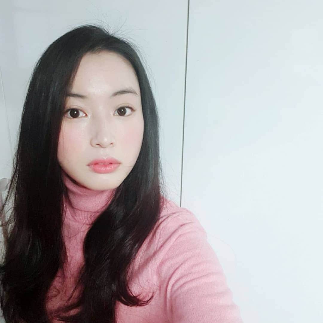チョン・ダへのインスタグラム：「핸드폰을 하도 떨어트려서  드디어 미쳤나부다... 어제부터 옛날 사진이랑 동영상이 상단에 올라와있다.  2년전 요맘때 사진들이 뒤죽박죽.  왜그랭?😳 고만 떨어트릴께 정신차려...🥺  #딸래2년전 #폰이너덜너덜 #아직약정멀었어 #정신차려내폰 #안떨어트릴께」