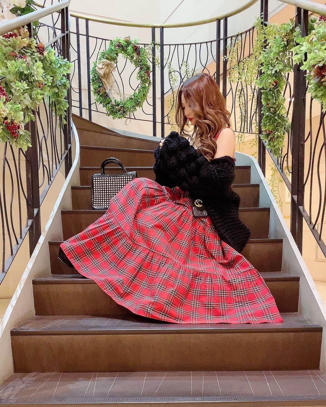 桜井莉菜さんのインスタグラム写真 - (桜井莉菜Instagram)「お気付きの方も居るかもしれない… 私が最近黒✖️赤が好きな事を❤️🖤❤️🖤 このワンピと、このニットカーデの組み合わせ最強💪✨ チェック柄って何でこんなに可愛いんだろうか😍✨ どっちも @riina_couture 💗 バッグは @dress_sugar 🖤 なおみんが東京にいる期間なので、歌舞伎町のSugarの店舗に遊びに行って来ました💓 むふふ❤️  #ootd#code#codenate#コーディネート#全身コーデ#チェック#チェック柄」10月23日 13時21分 - rina__sakurai