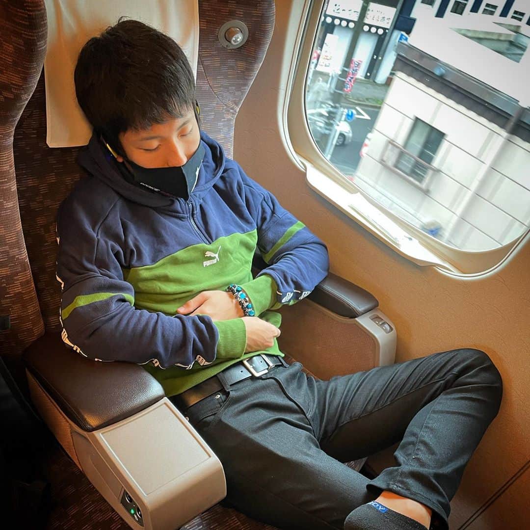 大嶋和也のインスタグラム：「名古屋ついても爆睡してた笑 起こさなかったらどこまで行ったんだろ笑」