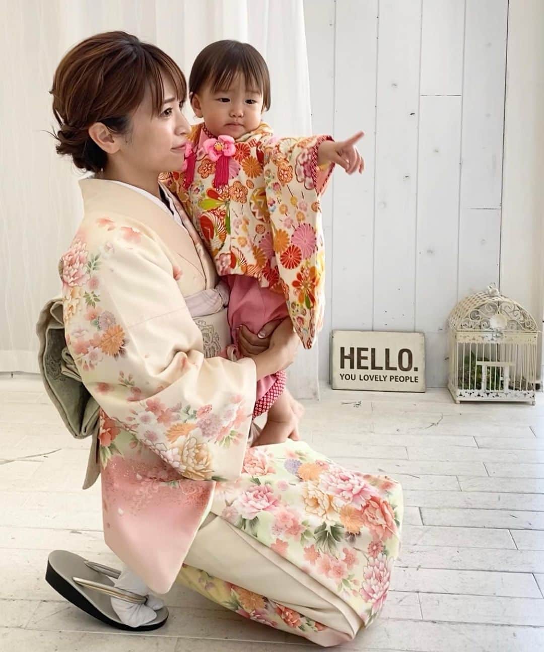 田中涼子のインスタグラム：「昨日の写真のすぐそばで 出番待ち✿ ご機嫌取ったり髪直したり、服着替えさせたりアシスタント楽しかった♫  #七五三撮影 #七五三前撮り #七五三ヘア」