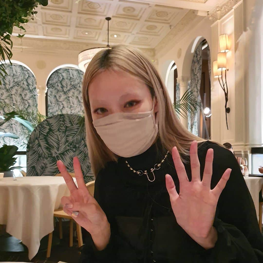 フェルナンダ・リーのインスタグラム：「✌🖐」