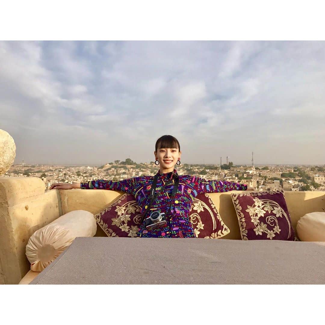 江田友莉亜のインスタグラム：「明日の旅サラダ @tabisalad 海外の旅は、インドの旅をお届けします🇮🇳 2017年に旅した私の忘れられない世界 是非ご覧くださいませ🤍 . そして生放送後には 旅サラダの公式YouTubeチャンネルで YouTube LIVEをします‼︎‼︎ そちらも是非チェックして下さい🙌🏻🙌🏻🙌🏻」