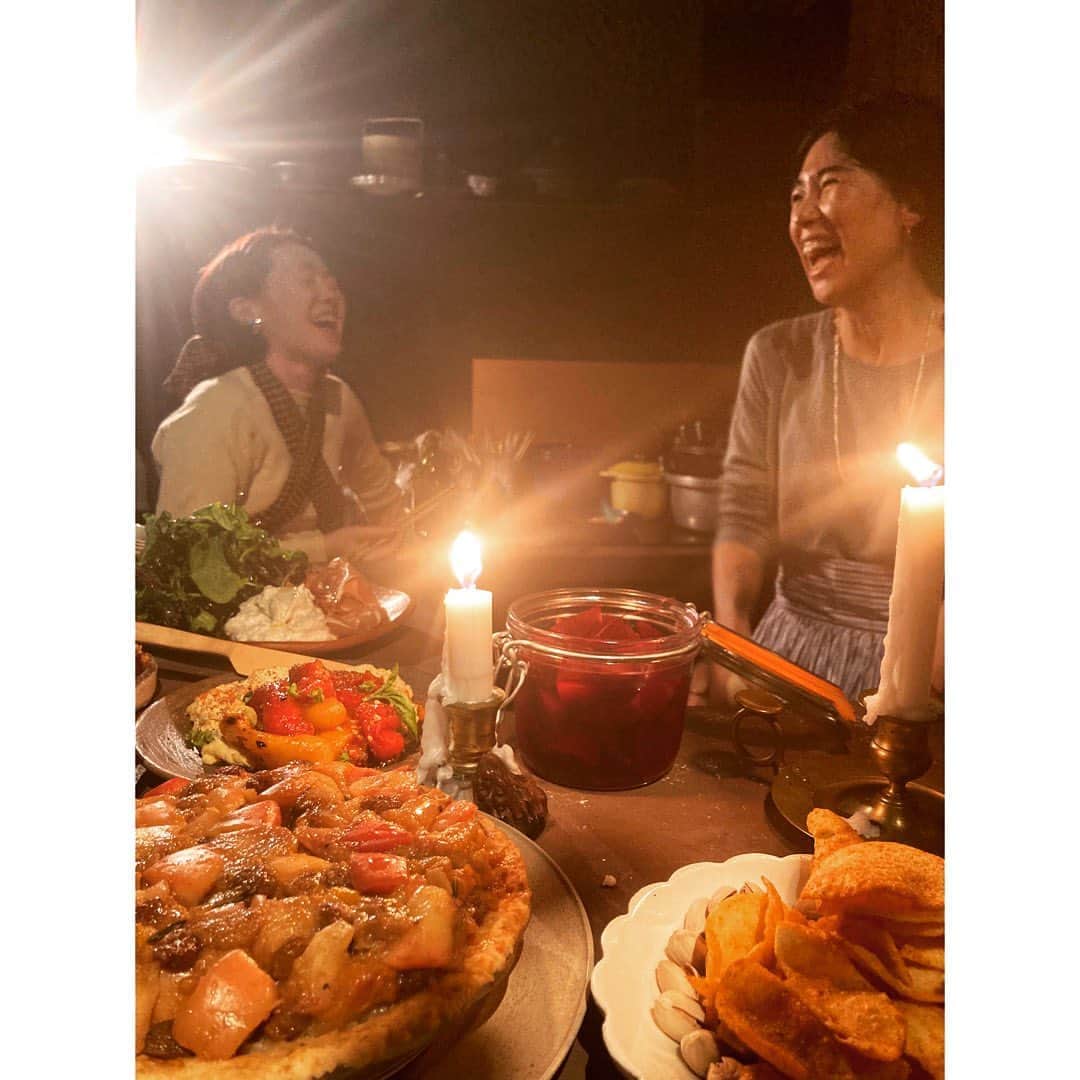 journaleatripのインスタグラム：「one night  異国の地で暮らす人 感性を表現することを生業としてる人 との持ち寄り会。 私は自分のパートをサッサと作り終えて とても珍しい事に座ってキッチンを眺めながら待つ。  その人が見てきたり感じたり まとってきたものが現れる料理が並ぶ食卓は 豊かでワクワクする  #芋ずる式会#銘々」