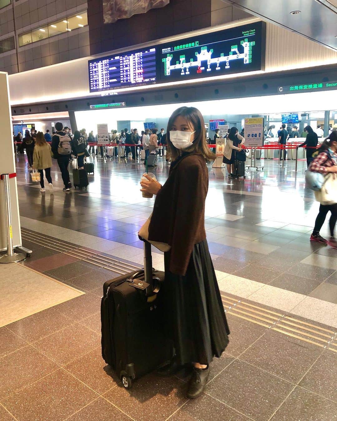石井美音奈のインスタグラム：「飛行機が好きなんです😘 空港もね✈️雰囲気が好き‼︎  早く海外の行きたいなー🌈🍀  #空港 #羽田空港 ＃飛行期　#airpot」