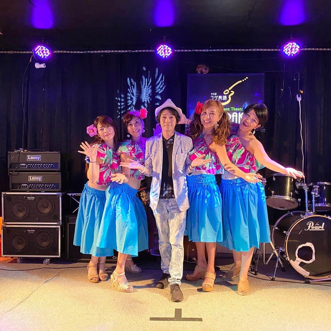 堀江淳のインスタグラム：「沖縄に来ています！ ４月から延期になっていた「オトラク」でのライブ🎶 「似非ハワイアンシスターズと一緒だよ」  #メモリーグラス  #堀江淳  #ザベストテン  #昭和歌謡  #1981年  #水割りをください  #弾き語り  #ライブ  #沖縄 #コザ #オトラク #沖縄市 #似非ハワイアンシスターズ」