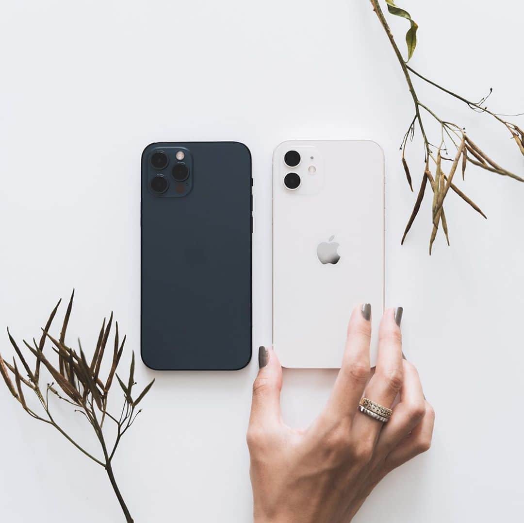 市川渚のインスタグラム：「#iPhone12 & #iPhone12Pro 🤳✨﻿  さて、本日発売になった最新のiPhone、2機種。 iPhone12とiPhone12 Pro、そして今回新しく登場したMagsafeアクセサリーをお借りできたので @SPUR_magazine の連載でファーストインプレッションを書きましたっ🙆‍♀️﻿  「今年のiPhoneどれ買うべき？」と迷ってる方はぜひ読んでみてね。今回のiPhone12/12 Proはカラーがどれもおしゃれで特徴的なので、もはやルックスの好みでで選んでよいのでは、と思ってしまっている😝毎日共に生活するものだしね。﻿  https://spur.hpplus.jp/culture/nagisaichikawa/202010/23/OZmQAkM/﻿  ちなみに写真と記事に使っているものは、iPhone12のホワイトとiPhone12 Proのパシフィックブルー。ホワイトは乳白色のような優しい色で（サイドはピンクゴールドっぽい暖色系のシルバー）パシフィックブルーはネイビーっぽくてシックな色。﻿  個人的に今回購入したのはiPhone12 Proのシルバー 256GB。こちらは先程Apple表参道で引き取って来ました。これについてはまた改めて書きますっ👋  #spurmagazine#連載#市川渚のデジタルスタイリッシュライフ」