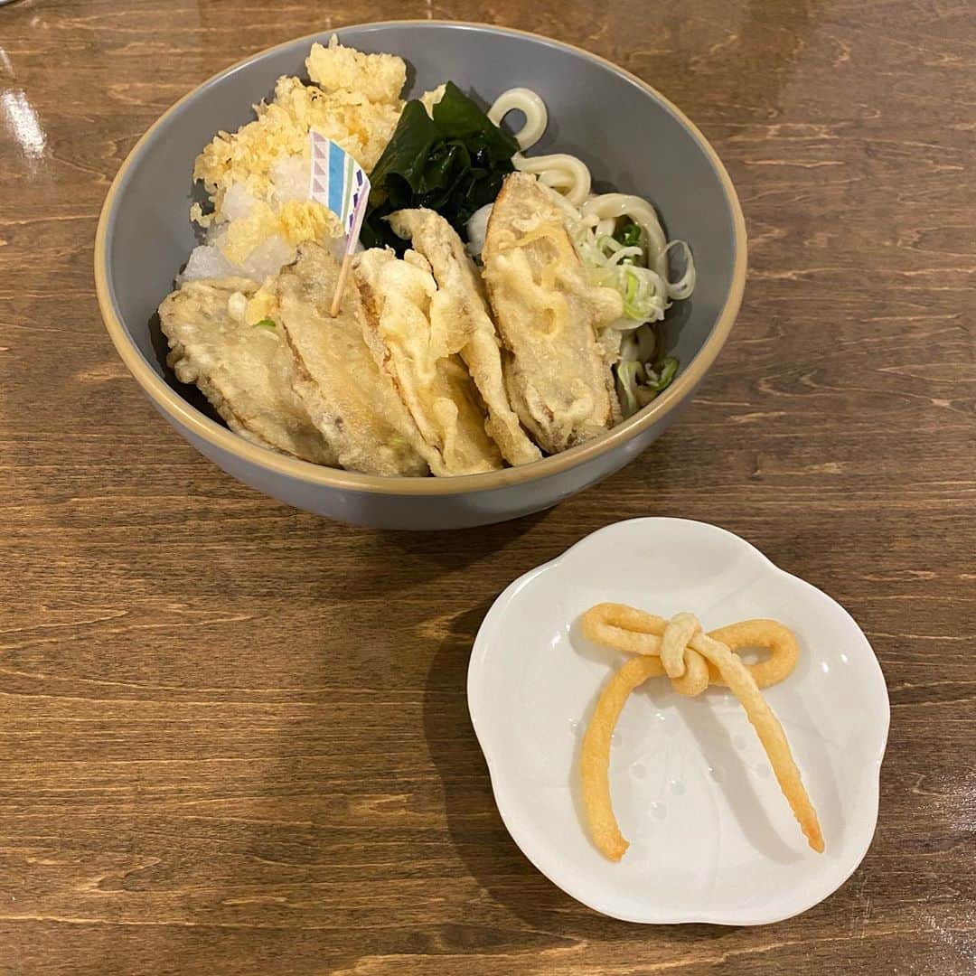 みずしな孝之のインスタグラム：「ごぼ天うどんを頼んだら うどん結んだのを揚げたのがついてきました。 おしゃれ！」