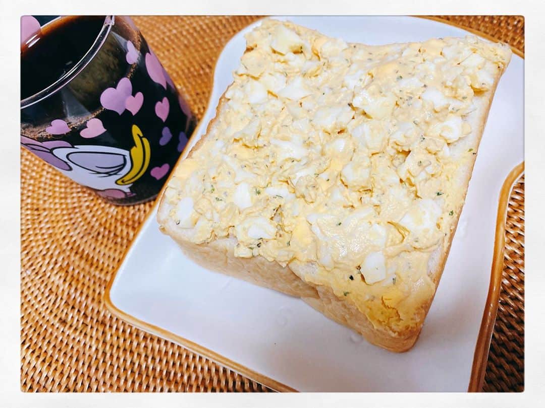 小川麻琴さんのインスタグラム写真 - (小川麻琴Instagram)「お土産でもらった「晴れ時々パン」さんの生食パンに、自家製タマゴサラダをのせて食べました🍞  これまでも生食パンは色々と食べてきましたが、ここの生食パンめちゃくちゃ美味しい😳💕  口に広がる優しくて甘い風味、そして食感、、最高でした😍  #お昼ごパン  #晴れ時々パン  #晴れパン  #まことパン  #まことベーグル #パンスタグラム」10月23日 13時47分 - 1029_makoto