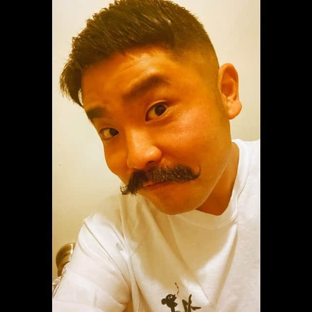 マントル一平さんのインスタグラム写真 - (マントル一平Instagram)「髭のバームがこの量はありがたい！！ バッチリっす！👨🏻‍🔧💈 ありがとうございます！@uppercutdeluxe  @masaya_okuaki   そういえば前髪おろすの幼稚園以来っす😚  @poc_daikanyama」10月23日 13時51分 - mippei_