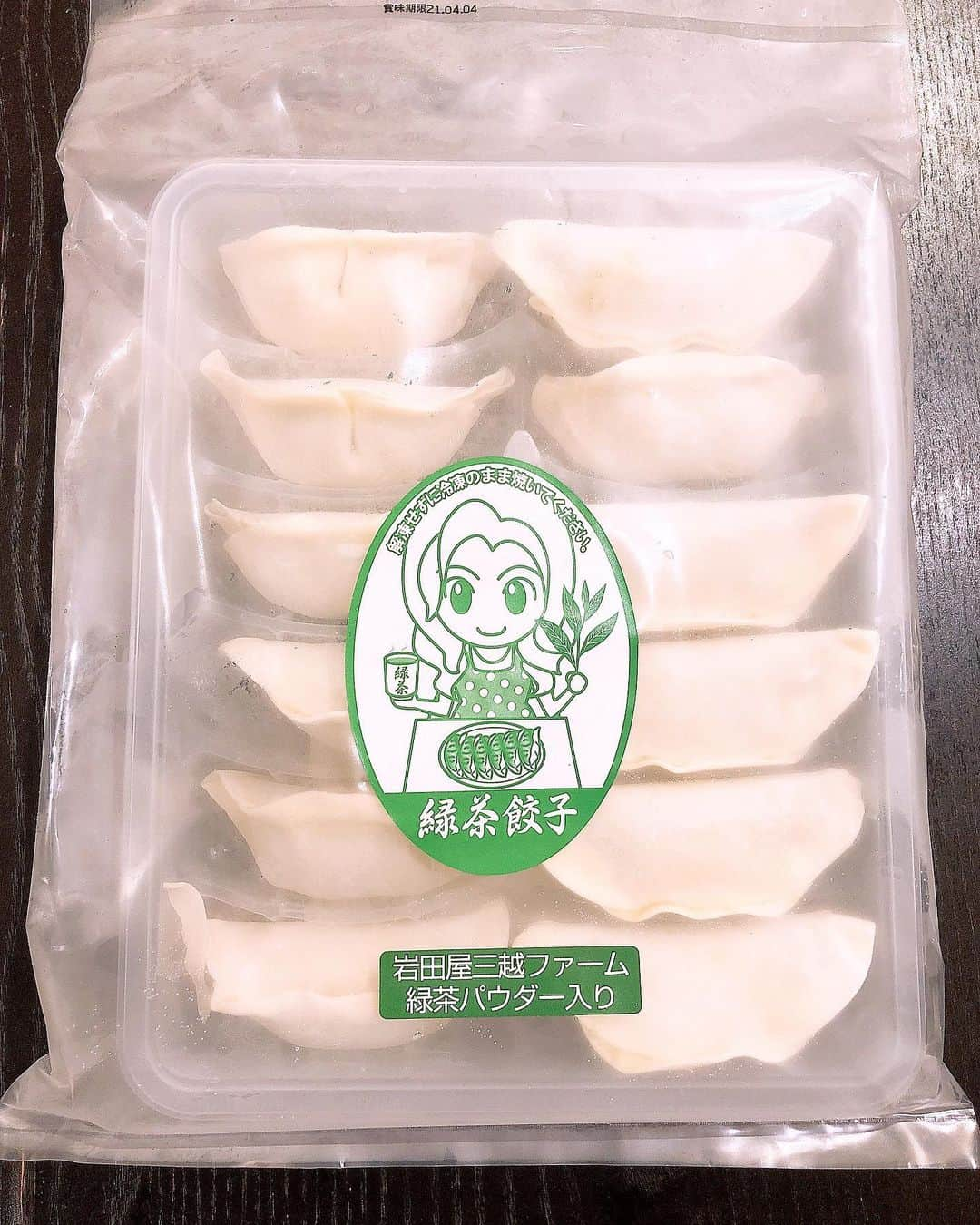 みきママさんのインスタグラム写真 - (みきママInstagram)「【緑茶餃子です！！】  ランチは、福岡で限定販売してる緑茶を入れた緑茶餃子です🥟岩田屋の三越ファームが丹精込めて作った緑茶をうちの餃子に入れました🤩🤩🤩  はる兄「緑の汁が出た。ほろ苦くてうめー。」ってさ。  緑茶はカテキン効果で抗菌作用があるし、カロテンも豊富で免疫力アップ、豚肉の餃子と一緒に食べたら風邪予防になります✨  私「中間テストどうだった？」って聞いたら、  はる兄「まじやべー。」ってさ。来週まであるから土日、頑張って勉強しなさい。  そして、  リモート販売、来ていただきありがとうございました😭😭😭  今、福岡「岩田屋」さんで、旦那がうちの餃子を売っていて、私はリモート販売をさせていただいてます🙇‍♀️🙇‍♀️🙇‍♀️今日10/23は、18時〜19時にリモート販売をやります👍  是非、おしゃべりしに来てください❤️お待ちしています❤️  #みきママ　#リモート販売　#緑茶餃子　#爆汁肉餃子　#二代目龍太郎  #岩田屋」10月23日 13時50分 - mikimama_official