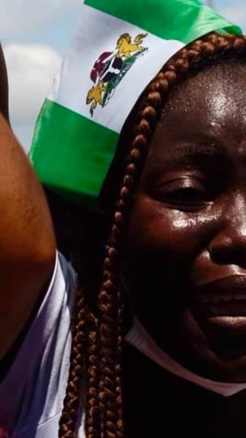 MCハマーのインスタグラム：「Pray For Nigeria 🇳🇬 #endsarsbrutality🇳🇬🇳🇬」