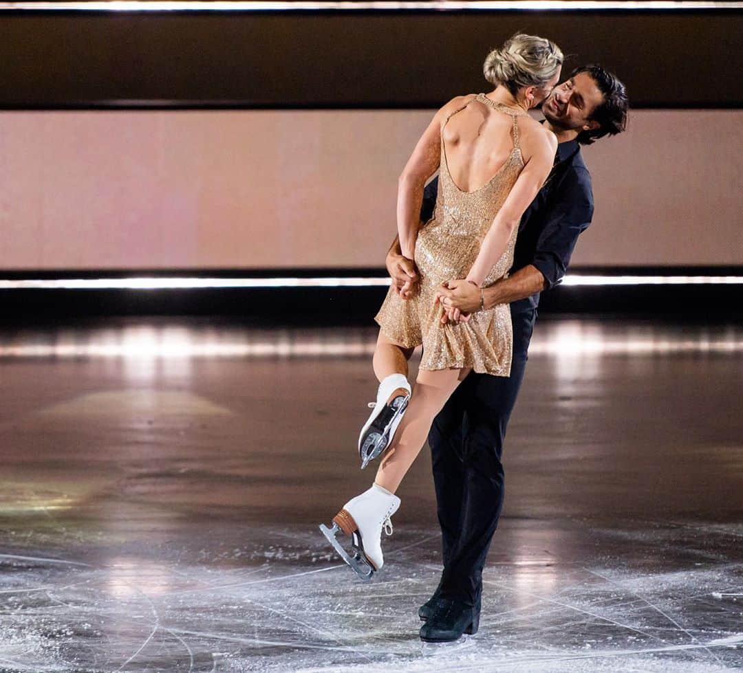 アンドリュー・ポジェのインスタグラム：「Flying high after show #1 on the#botb !!! 😁 Thank you @meghanagosta2 for sharing that moment out there. So proud to be out there raising funds for #bcchildrenshospital. With one of their main pillars being preventative care, with a focus on mental health, I want to try my best to help make a difference through this show. Raising funds will help make major steps towards providing the needed frontline healthcare for children of our future.   Please vote at CBC.ca/battleoftheblades to keep us in the game.  Photos by: @danielleearlphotography」