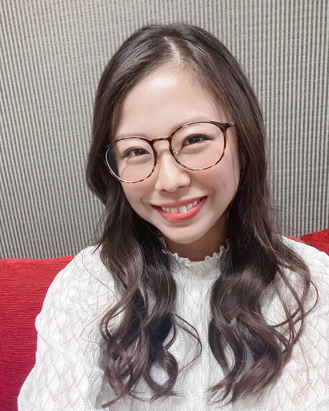Chiakiのインスタグラム：「. 眼鏡新調した🤓 普段コンタクトだけど、ずっとコンタクトはしんどいし良くないから眼鏡と使い分けてるよー😆🙌 ･ #眼鏡 #眼鏡女子 #jins #コンタクト #カラコン #ディファイン #度入り眼鏡 #お洒落眼鏡」