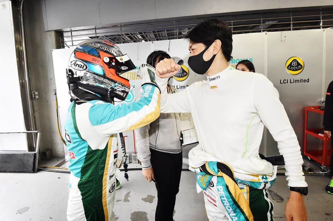 有馬綾香のインスタグラム：「ついに明日からの 10/24（土）10/25（日）は SUPER GT Rd.6 @ 鈴鹿サーキット🍎  今回まではグラマラスボディなEVORAちゃんですが チーム一丸となって闘います🔥  １つでも上を目指して…！！！！  今回もlotus公式アカウント @lotusjapan_lci から インスタライブ配信やりますよーん／(^o^)＼  スケジュール🗓  10/24 (土) 16:00～  10/25(日) 11:10～/16:00～  現地にいる方もいない方も インスタライブで一緒に2号車ファミリーになってね👩‍👩‍👧‍👧  official Instagram: @lotusjapan_lci ※レースの様子はJ-SPORTをご覧ください。  #Lotus #LotusEvora #SyntiumAppleLotus #SGTEVORA #Supergt #ロータス #ロータスエヴォーラ #スーパーGT #シンティアムアップルロータス #加藤寛規 #柳田真孝 #CarsTokaiDream28 #LCI #kingelt」
