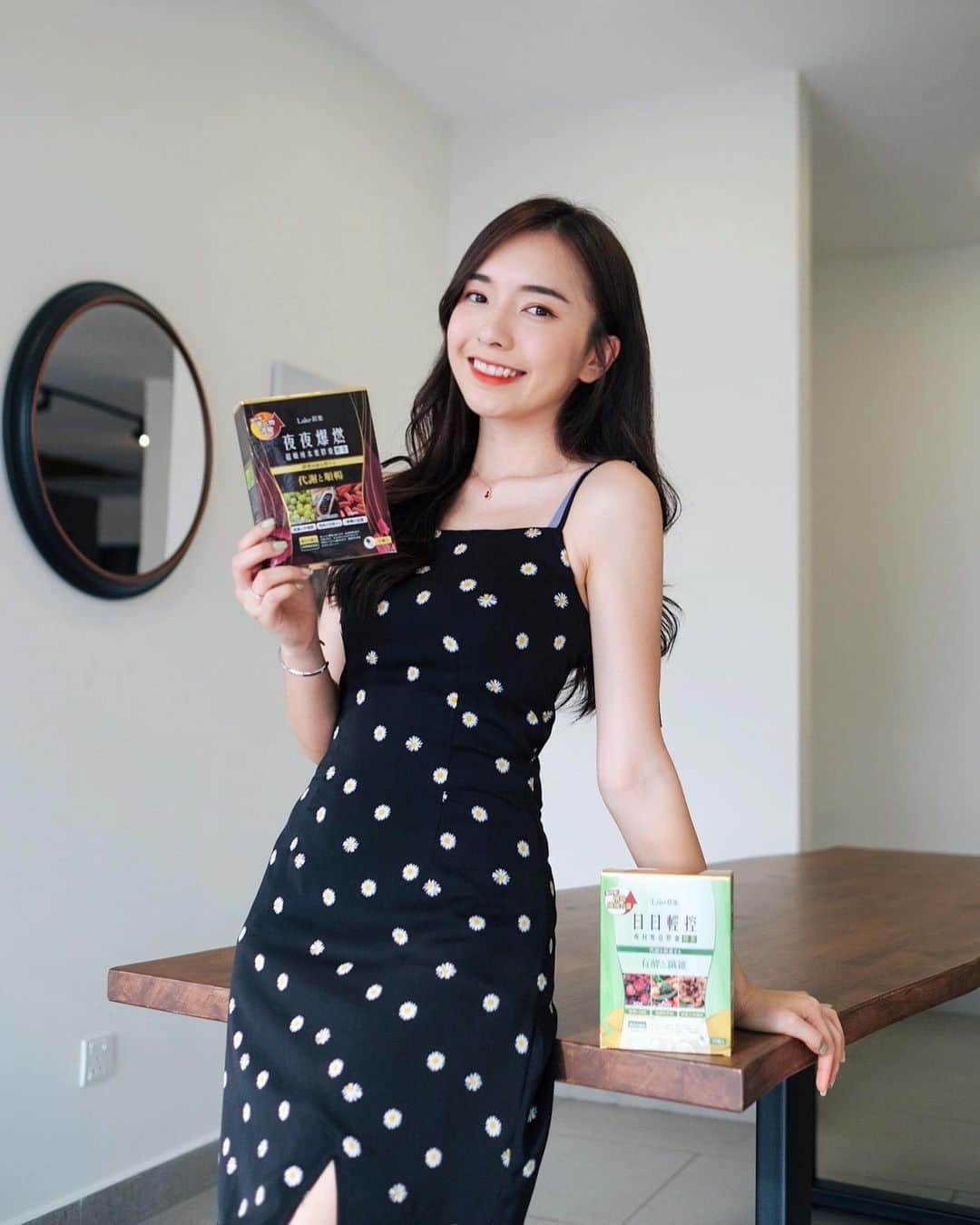 STEPHY YIWENのインスタグラム：「生活中那麼多美食 誘惑太深😋😋 為了好身材 需要控制不碰的話 是吃貨的我 真的沒辦法呀！！ 能吃好吃的是一種福氣 但同時又要保持身材 當然少不了 Laler日夜爆燃  白天餐前30分鐘 服用【日日輕控】 幫助加速代謝能力 雙重減油減醣的配方 那麼白天吃得多也不怕啦😆  晚餐後30分鐘 服用【夜夜爆燃】 可以有效改善腸道機能幫助排便 壓制油膩吸收 Double酵素 纖維量加倍 這樣的話就不用擔心有小肚腩 也可以解決便秘問題喔！！  而且Laler不是藥 是天然植物萃取的 不會對身體造成負擔 自然而然so下來！ 有so身煩惱的朋友 可以試試啦～  【日夜爆燃】👉🏼 lihi1.com/Q2baZ 詳情可至【好物飛行】粉絲專頁詢問！ 上Hawooo网站搜索【Laler 20】 一起变so变美！」