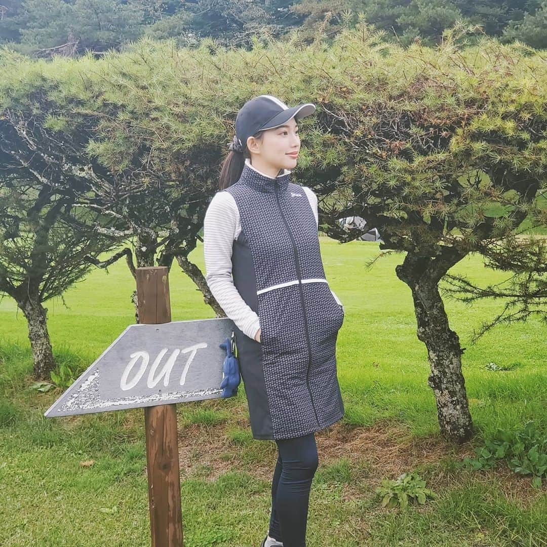 保坂玲奈さんのインスタグラム写真 - (保坂玲奈Instagram)「ゴルフウェア投稿⛳  軽井沢でのゴルフはもう厳しい寒さだったので ダウンを持ってきた⛄  全身SRIXONbyDESCENTE🤍  シンプルで機能性高くてコスパも良いのです😘  ベスト型ダウンでワンピースタイプになっているので 暖かいのに腕がもごもごしないで 動きやすい！スイングしやすい👏 暖まってると身体がまわる👏  これはこれからの冬めちゃめちゃ ヘビロテしそうな予感❣  #ゴルフ#ゴルフウェア#ゴルフコーデ#SRIXONbyDESCENTE」10月23日 14時05分 - __renao_0707