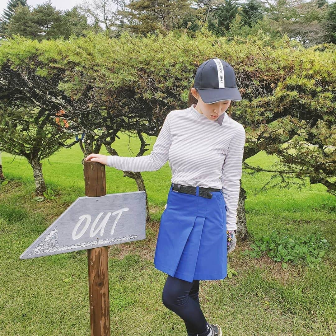 保坂玲奈さんのインスタグラム写真 - (保坂玲奈Instagram)「ゴルフウェア投稿⛳  軽井沢でのゴルフはもう厳しい寒さだったので ダウンを持ってきた⛄  全身SRIXONbyDESCENTE🤍  シンプルで機能性高くてコスパも良いのです😘  ベスト型ダウンでワンピースタイプになっているので 暖かいのに腕がもごもごしないで 動きやすい！スイングしやすい👏 暖まってると身体がまわる👏  これはこれからの冬めちゃめちゃ ヘビロテしそうな予感❣  #ゴルフ#ゴルフウェア#ゴルフコーデ#SRIXONbyDESCENTE」10月23日 14時05分 - __renao_0707