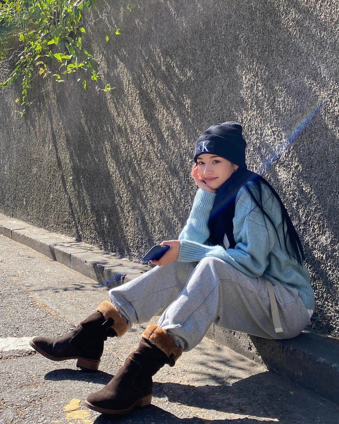 パク・ソラのインスタグラム：「따시게 입으세효💙춥슴둥」