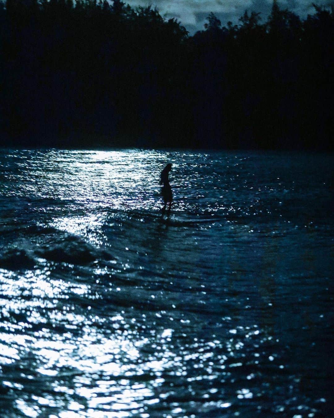 マリア・マーフィーのインスタグラム：「Surfing under the moon light 🌝💛 @raisedbythewaveshawaii」