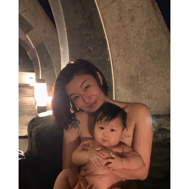のインスタグラム：「家族旅行part2♨️  #レンブラントプレミアム富士御殿場  に行ってきましたぁ🗻 これがGotoでお得に なっちゃうんだよ🥰🥰🥰  お部屋に露天風呂がついてるのは唯一この部屋だけ🥴💕 最高❤️ 芯からあったまるから やっぱりお風呂に浸かるの大事🛁  お餅も温泉デビュー♨️  夜景も綺麗で✨ 私たちはタイミング悪かったけど 晴れた日にはエントランス、 部屋から目の前に富士山が🗻 見えるんだよ💁🏼‍♀️  あー観たかった😭😭😭 10枚目に拝借した写真 あるから見てみてー😂❤️  ホテル内にグランピングルーム があってBBQ🍖ができるんだって😳　 次はそのお部屋に 泊まりたいな🥰🥰🥰  お料理も最高で大満足🙆🏼‍♀️ 夕飯前にお餅をパパに預けて 一人だけ70分全身揉みほぐし ハワイアンエステで ロミロミを受けたんだけど かなり最高だった😉💕 浮腫み、コリがピークだったから ありがたやありがたや🙇🏼‍♀️ お餅はギャン泣きだったらしい😅😅😅　ごめん😭  束の間だったけど 最高の初家族旅行でした💋 感謝感謝♨️ また明日から頑張りまーす🙋🏼‍♀️」