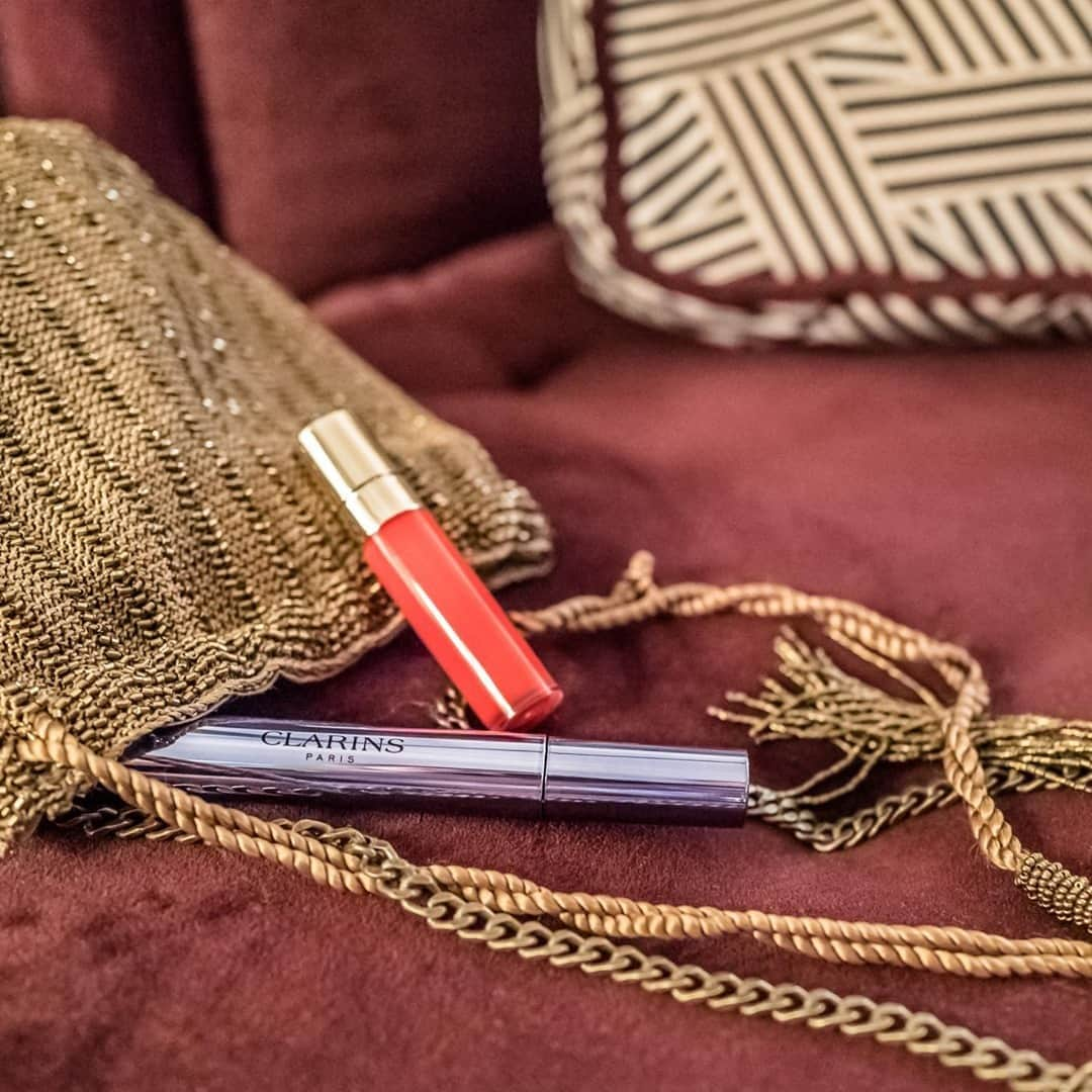 Clarins Italiaさんのインスタグラム写真 - (Clarins ItaliaInstagram)「Cosa non deve mai mancare nella tua borsa?⁣ .⁣ .⁣ .⁣ .⁣ .⁣ Gli alleati giusti per ritoccare il trucco! Porta un rossetto che esalti il tuo sorriso ma soprattutto un mascara che possa durare tutto il giorno incorniciando il tuo sguardo.⁣ Mascara Wonder Perfect 4d Waterproof #Clarins è perfetto per resistere a una lunga giornata fuori casa rendendo le tue ciglia lunghe, intense con un effetto super black perfetto.⁣ Cosa aspetti?⁣ ⁣ #MakeUp #Mascara」10月23日 14時16分 - clarinsitalia