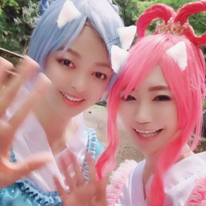 マコ・プリンシパルのインスタグラム：「本日より11/4まで、まこみなみん「macominaming展」新宿眼科画廊さんにてスタート👭 多賀みなみちゃんとの新ユニット「まこみなみん」ももうすぐ1周年！感慨深い！ 私たちの1年間をパッケージングし、プラス今の気持ちをのせた新曲や新作の絵を展示しています👭 毎日18時から在廊予定！あそびにきてみん❤️💙」