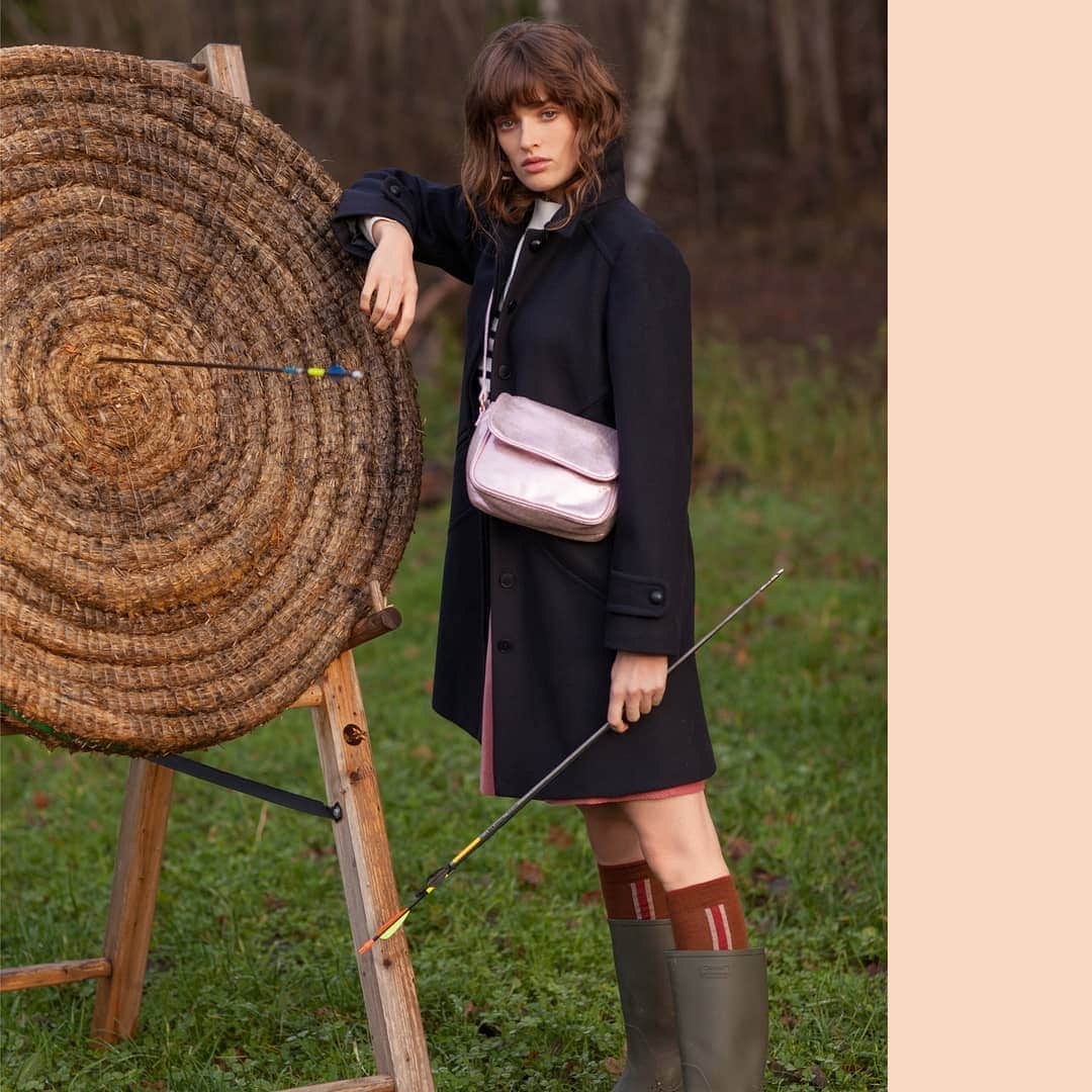 ベンシモンのインスタグラム：「LOVE WINTER, c'est parti ! ❄️ A vous les petits pulls tout doux et les grands manteaux en lainages italiens !  Pour que vous puissiez vous réchauffer avec notre nouvelle collection jusqu'au 1er novembre profitez de -20% dès 100€ d’achat sur notre collection en ligne et dans nos boutiques ! ​🇬🇧 LOVE WINTER ❄️ It's time to fall in love with the first pieces of your winter wardrobe!  So that you can spoil yourself until November 1st enjoy 20% off from 100€ of purchase on our collection online and in our shops! ​#bensimon #mode #fashion #winter #automne #collection」