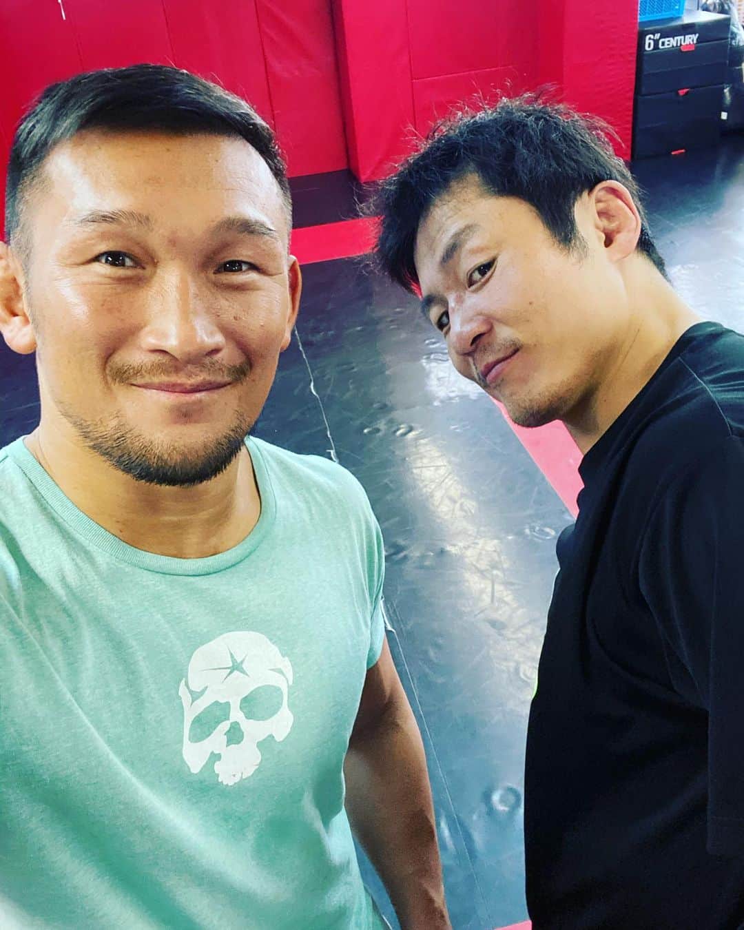 ストラッサー起一のインスタグラム：「RYOさんと久々に練習！ 終わってからRIZIN、組技、クロスフィットの事など色々話せて良かったです😊 ありがとうございました。  #MMA #総合格闘技 #格闘技 #キックボクシング #トレーニング」
