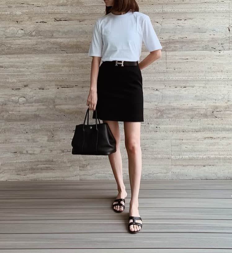 Shokoのインスタグラム：「＊Fashion＊ Mix and match of ‘Chic &Casual’. Even when casual, always keep that slight touch of classy and chic is probably my style. ・ Also good quality items that lasts a lifetime (well, while I can still fit into them and age appropriate 😅). This box square simple black skirt has been with me for more than a decade and it’s still in good quality. ・ Simple basics are good to have and even better if the quality is good. Same goes for white Ts. I have several in different shapes and materials. The Aton brand basics quality never disappoints.」