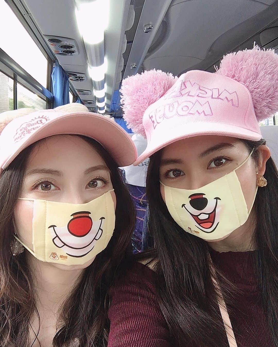 大塚莉奈のインスタグラム：「抽選が当たって、美女と野獣の新しいアトラクションも乗れました^ - ^ 物語の世界に入りこんだみたいで、楽しかった♪  #ディズニーランド #東京ディズニーランド #美女と野獣 #美女と野獣エリア #大塚姉妹 #大塚まゆり #instagood」