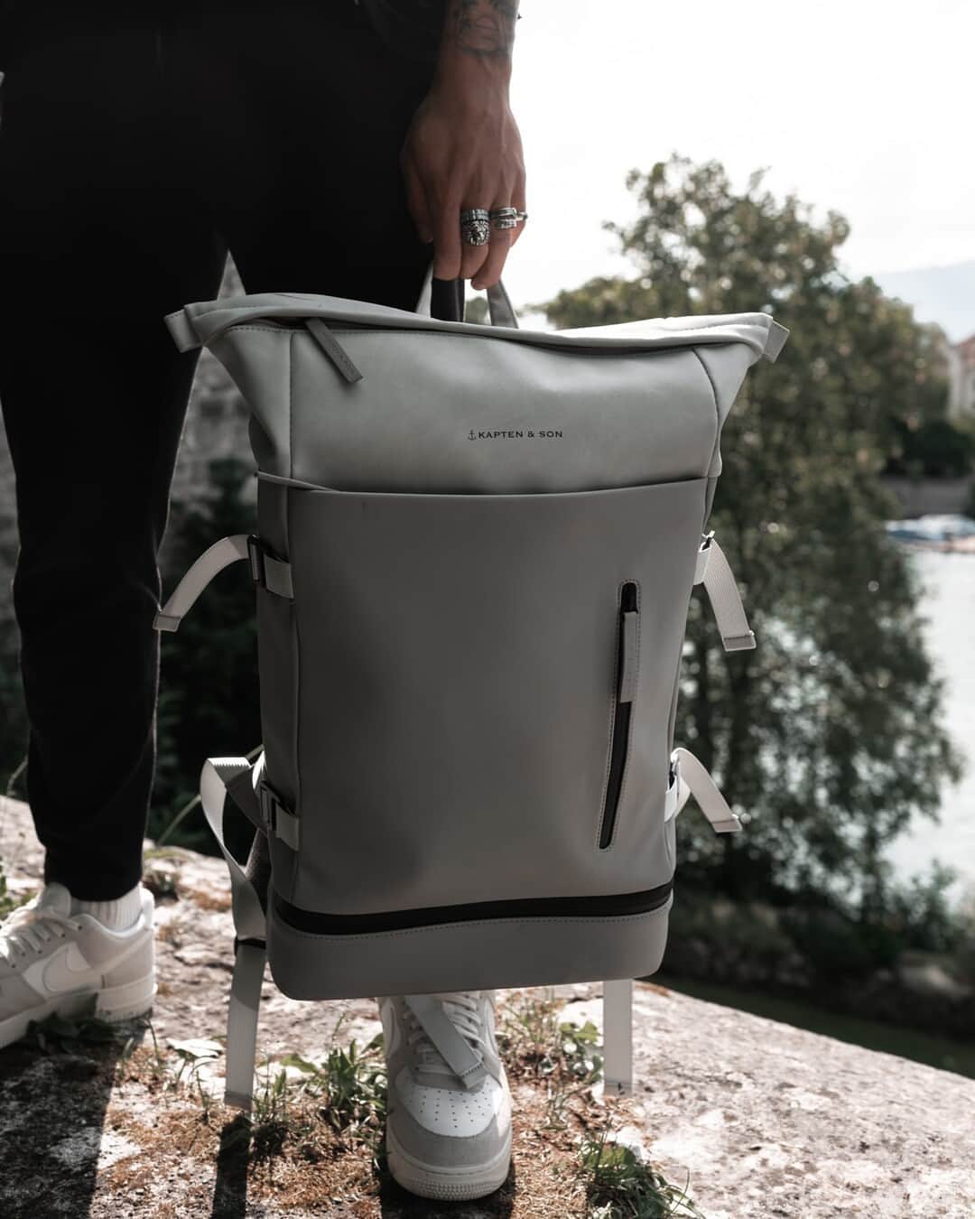 Kapten & Sonさんのインスタグラム写真 - (Kapten & SonInstagram)「'Say yes to new adventures!' 👐 Ready to explore new places with our backpack Helsinki "All Grey". 🖤 @schmidnoel #bekapten #kaptenandson⁠ .⁠ .⁠ .⁠ #kaptenandsonmen #backpack #fashion #style #mensfashion #outfit #ootd #adventure #exciting #travel #autumn #switzerland」10月23日 14時30分 - kaptenandson