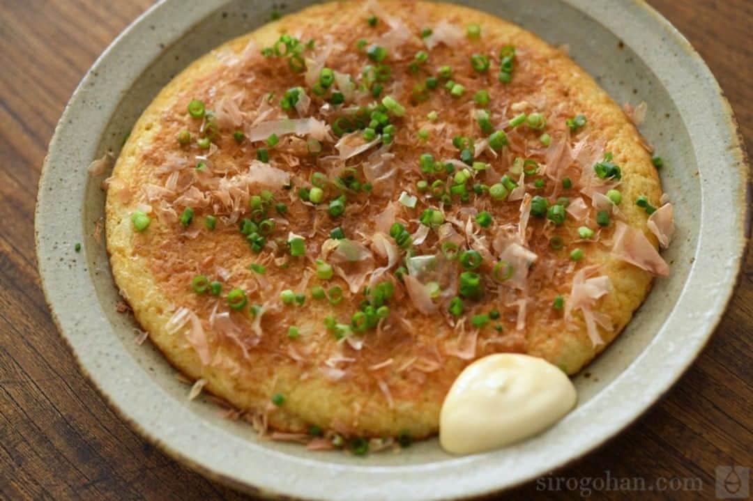のインスタグラム：「昨日、白ごはん.comにアップして、インスタで投稿するのを忘れてました！  山芋のふわふわ焼き。  居酒屋でつい頼んじゃう『山芋の鉄板焼き』を、おうちでフライパンで作ろうってやつです。  こってり系のソース味で食べるのもいいけれど、ポン酢しょうゆが美味しくて、個人的にはこちらばかりです(^^)  #白ごはんドットコム #山芋レシピ #山芋鉄板 #おつまみレシピ #プロフィール欄に最新レシピのリンクをはっています」
