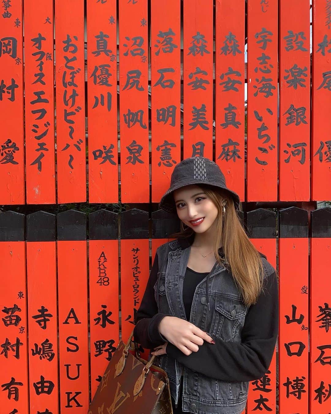 のインスタグラム：「さきとばねちんと京都きたよ💞 このメンツは安定やね😎 . 車折神社に飾られた名前をみてきた〜ˊᵕˋ)੭♥️ はずかしうれし🤦‍♀️笑 . #車折神社⛩」