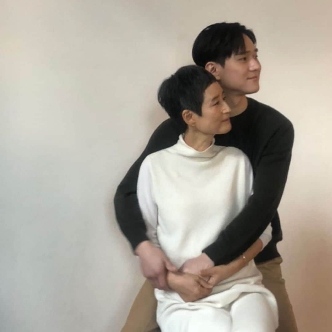 コ・ギョンピョのインスタグラム：「오늘은 그녀의 생일입니다.   나에게 세상 누구보다 큰 존재였고  앞으로도 그럴 것 입니다.  그녀에게 받은 사랑을 증명하며   살겠다. 맹세합니다.   두렵지 않습니다.   그녀를 다시 만나러 가는 것이.   그렇기에 살아있는동안   지금의 맹세, 다짐 지킬 겁니다.   많이 보고싶습니다.   엄마 사랑해.  꼭 다시 만나서 날 안아줘.   보고싶다..」