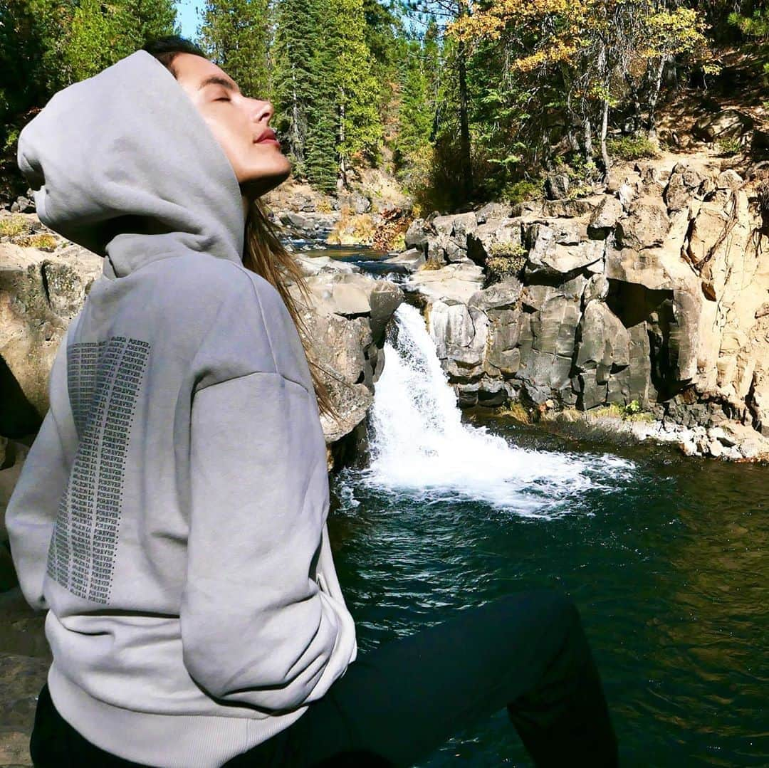 アレッサンドラ・アンブロジオさんのインスタグラム写真 - (アレッサンドラ・アンブロジオInstagram)「“It is well It is well  With my soul” 🍃 . #oneness  #natureperfection  #naturelovers #violetflame」10月23日 14時47分 - alessandraambrosio