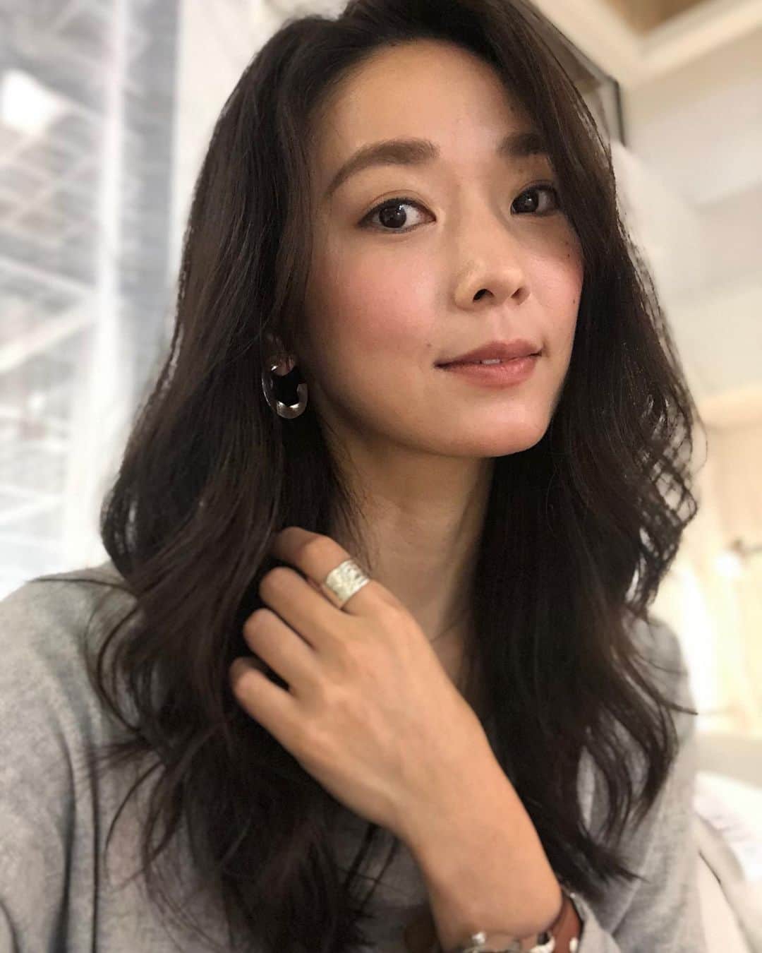 のインスタグラム：「美容院で少し段を入れてカットしてもらったらいい感じな動きがでた💇‍♀️ メイクさんもやりやすくなりそう💃 オーガニックカラーもしていい感じ😙 ・ #髪型　#haircut #cut #hairstyle #美容院　#ヘアカット#オーガニックカラー　#ヘアカラー#haircolor」