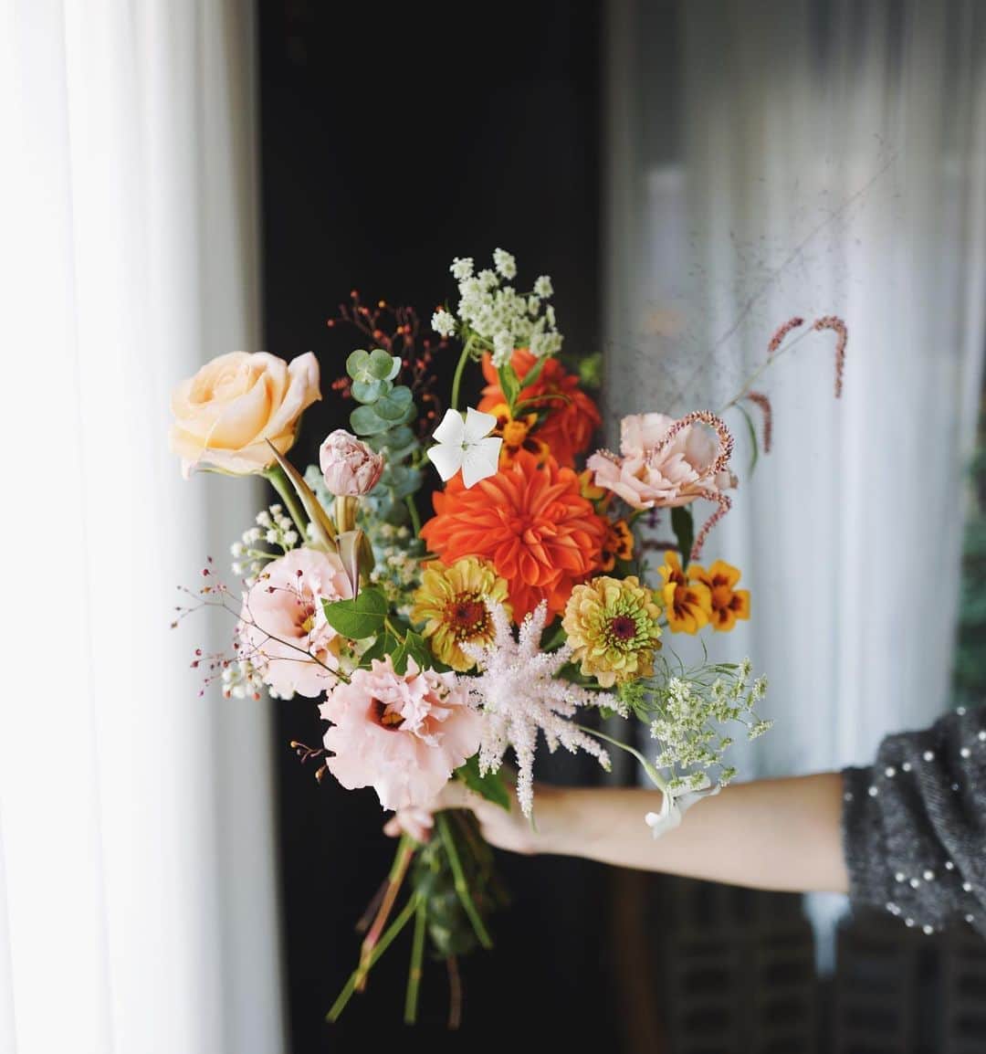 JF flower Shopさんのインスタグラム写真 - (JF flower ShopInstagram)「이번주 아주 가을 😍  Jf flower shop  . . . .#2020jfflowershop #jfflowershop #flower #florist #floral #flowerlesson #koreanflorist #flowerstagram  #koreanflower  #웨딩부케 #플로리스트 #플로리스트수업 #플라워레슨#핸드타이드  #범계플라워레슨 #안양웨딩 #플라워레슨 #꽃꽂이수업 #안양꽃집 #범계꽃집 #평촌꽃집 #과천꽃집 #인덕원꽃집 #동편마을꽃집 #포일동꽃집 #내손동꽃집  #의왕꽃집 #花#花艺设计」10月23日 14時50分 - jfflowershop