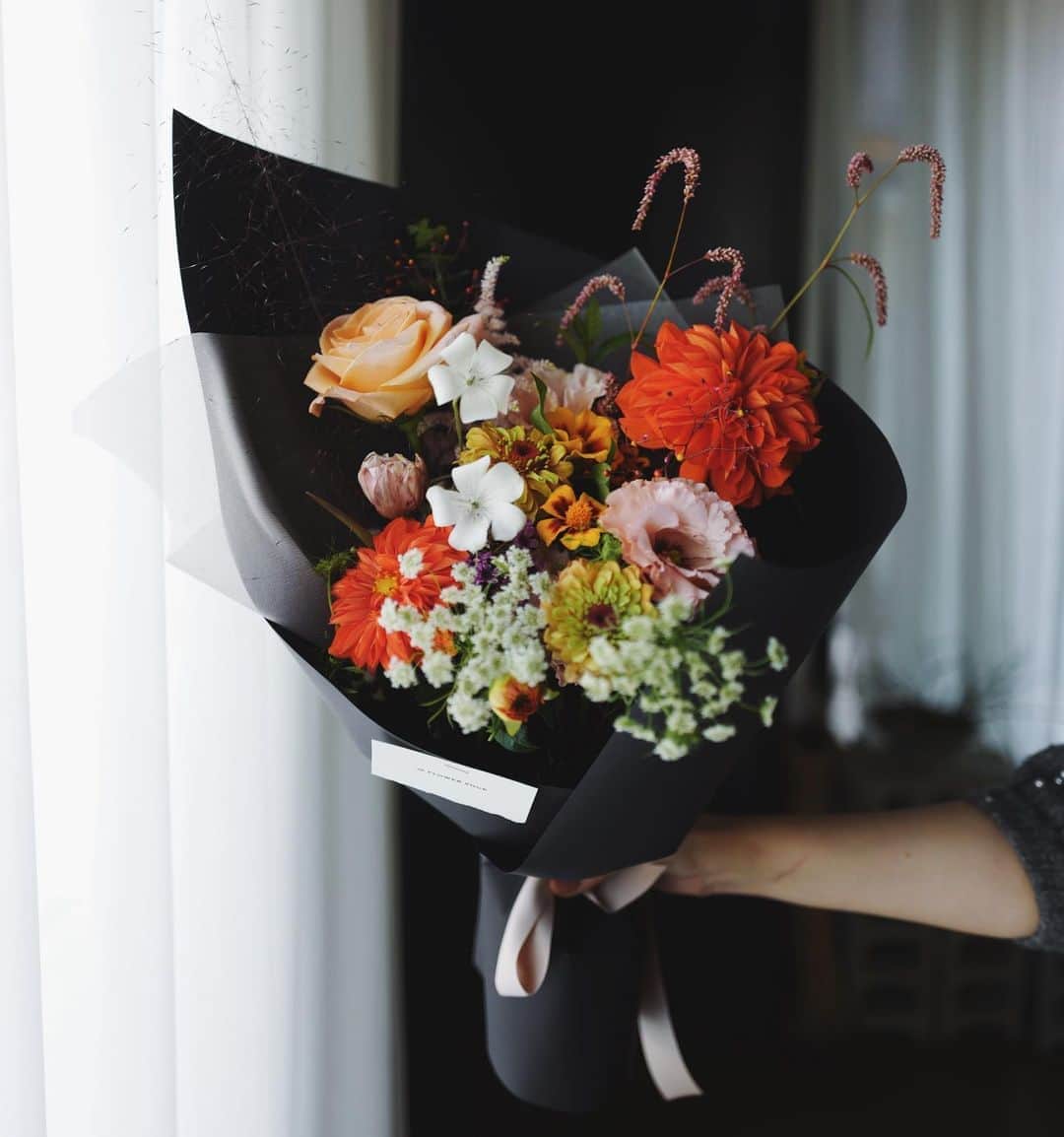 JF flower Shopさんのインスタグラム写真 - (JF flower ShopInstagram)「이번주 아주 가을 😍  Jf flower shop  . . . .#2020jfflowershop #jfflowershop #flower #florist #floral #flowerlesson #koreanflorist #flowerstagram  #koreanflower  #웨딩부케 #플로리스트 #플로리스트수업 #플라워레슨#핸드타이드  #범계플라워레슨 #안양웨딩 #플라워레슨 #꽃꽂이수업 #안양꽃집 #범계꽃집 #평촌꽃집 #과천꽃집 #인덕원꽃집 #동편마을꽃집 #포일동꽃집 #내손동꽃집  #의왕꽃집 #花#花艺设计」10月23日 14時50分 - jfflowershop