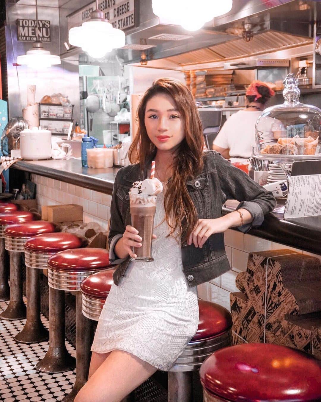 Moanna S.さんのインスタグラム写真 - (Moanna S.Instagram)「I believe in a one milkshakes, two straws kind of love.🔮  Just had my lashes done at @dna.eyelasheyebrow a week ago, and my lash game is still going strong (long and natural-looking, 💖 Japanese eyelash extensions🇯🇵). With the pandemic, I always want to avoid sharing anything with the public. I feel safe here with the disposable blanket and bed cover they provide during treatment.  Swipe right to see some close-ups or check out @dna.eyelasheyebrow for the unbeatable price)」10月23日 14時55分 - moannaxdessire
