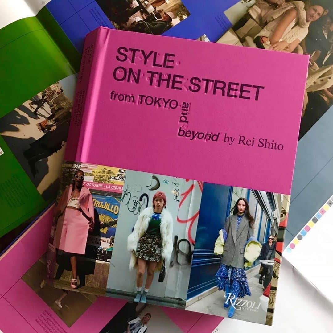 代官山 蔦屋書店　DAIKANYAMA T-SITEさんのインスタグラム写真 - (代官山 蔦屋書店　DAIKANYAMA T-SITEInstagram)「【イベント】「Style on the Street:From Tokyo and Beyond」発売記念オンライントークイベントを開催します。 10/30(金)開催の第一夜はSHIMA HARAJUKU アートディレクター であり、ご自身も「Style on the Street:From Tokyo and Beyond」に登場されている奈良裕也さん、10/31(土)の第二夜は「Style on the Street:From Tokyo and Beyond」の編集をご担当されたGINZA元編集長・中島敏子さんをお迎えします。 それぞれの方法で東京から発信されてきたお三方のファッションへの想い、そしてシトウさんの「Style on the Street:From Tokyo and Beyond」に込めた思いを語って頂きます。   現在peatixにて参加券を販売中です。オンライントークイベント書籍付きチケットをご購入の方、各イベント先着10名様、合計20名様へはシトウさん直筆サイン本をお送り致します。 詳しくはプロフィールからイベントページをご確認ください。 お問い合わせは雑誌担当まで。 #シトウレイ#reishito #styleonthestreetfromtokyoandbeyond #styleonthestreets #ストリートスナップ #奈良裕也#yuyanara #中島敏子#toshikonakashima #代官山蔦屋書店 #daikanyamatsite #daikanyamatsutaya」10月23日 14時55分 - daikanyama.tsutaya