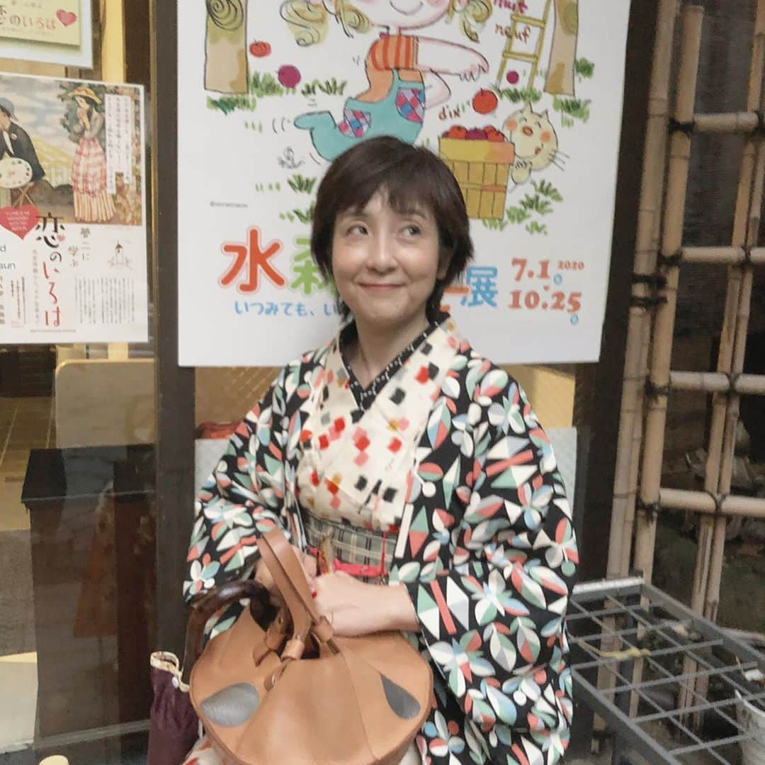 藤田朋子さんのインスタグラム写真 - (藤田朋子Instagram)「#水森亜土展 行きました 亜土ちゃん❤️可愛い‼️ @yayoiyumeji_museum   #アンティーク着物 #夢二風 #着物　 #銘仙 #着物を着ている芸能人」10月23日 14時59分 - chiendormant