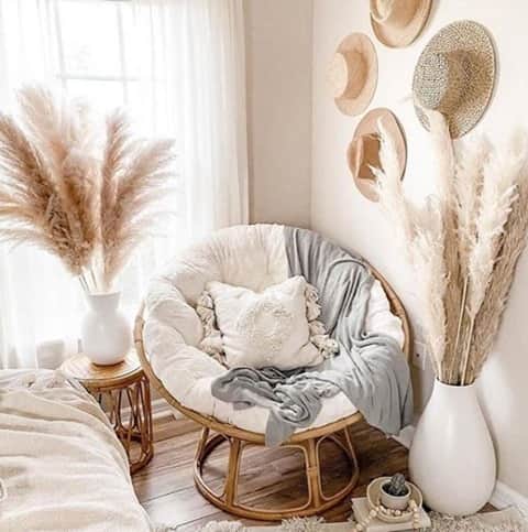 Melvita Officialのインスタグラム：「Avec ce temps pluvieux, on a comme une envie de se refaire une nouvelle décoration en mode cocooning, pas vous ? 🤍  Merci à @my_home_inspi pour ce joli visuel ☁  #Melvita #cosmetique #bio #naturel #organic #detente #relax #chill #cocooning #deco #automne #home #cocoon #homestagging #decorationinterieur #bienchezsoi #homesweethome」