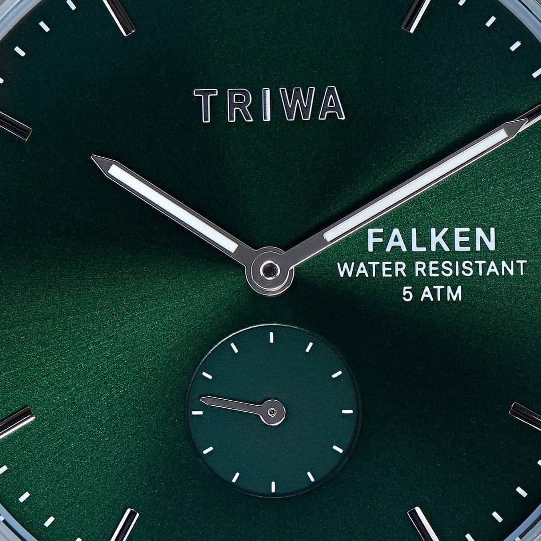 TRIWAさんのインスタグラム写真 - (TRIWAInstagram)「This jewel green dial is just perfect for the upcoming season. This is Racing Falken. A slim and elegant timepiece that comes with stainless steel details an exclusive green vegan leather strap. Ah, not to mention it's on 50% off. 💥 ⠀⠀⠀⠀⠀⠀⠀⠀⠀ #green #watch #details #autumn #silver #watches #accessory #accessories」10月23日 15時00分 - triwa