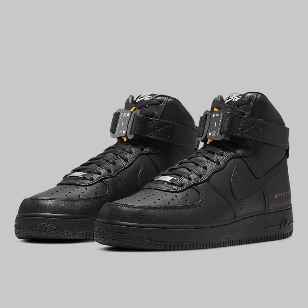 Sneaker Newsさんのインスタグラム写真 - (Sneaker NewsInstagram)「After a small-batch release at a pop-up shop in January, @alyxstudio is ready to drop the all-black Air Force 1 High with Rollercoaster Buckles on their site on October 24th. Hit the link in our bio to get a closer look.」10月23日 15時01分 - sneakernews