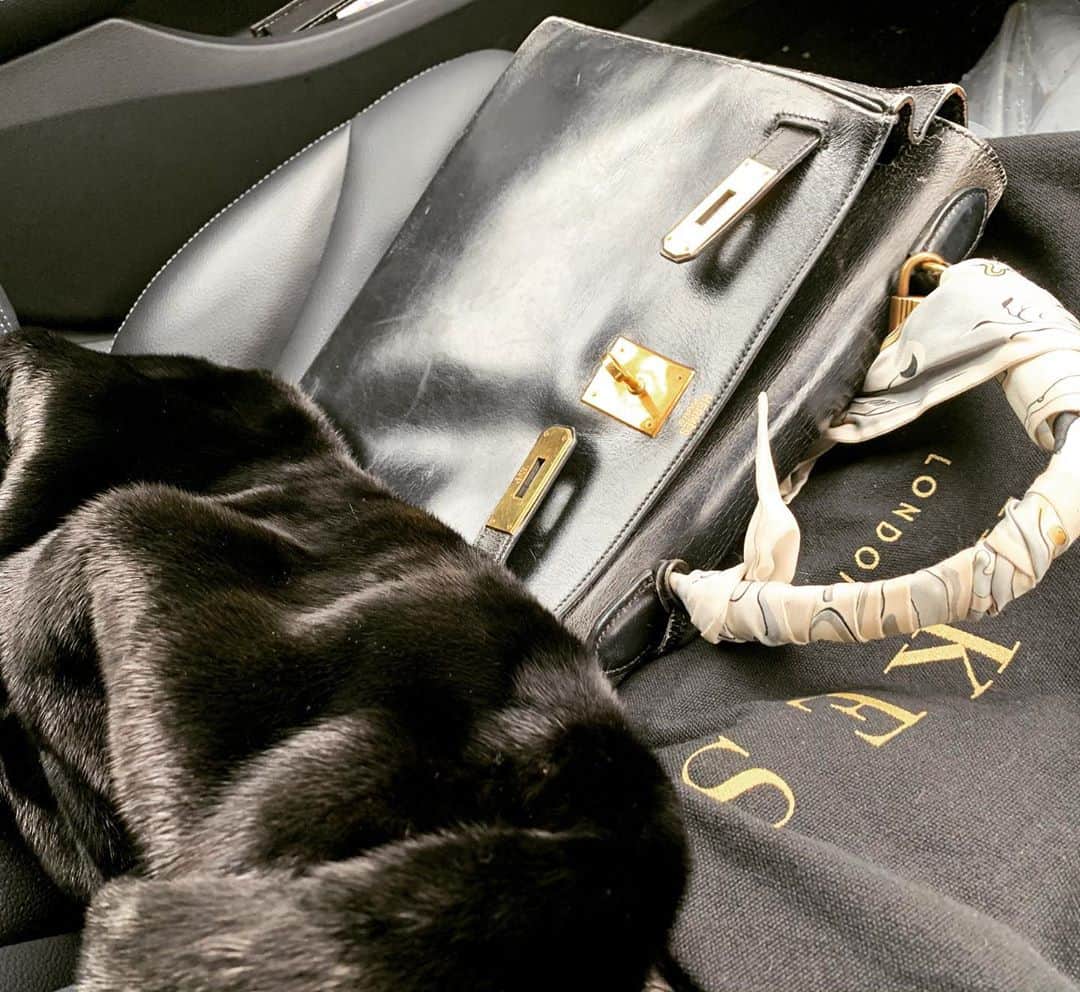 のインスタグラム：「⚫️mood⚫️✨  #akurarobe#akurarobefur #hermes#ootd」