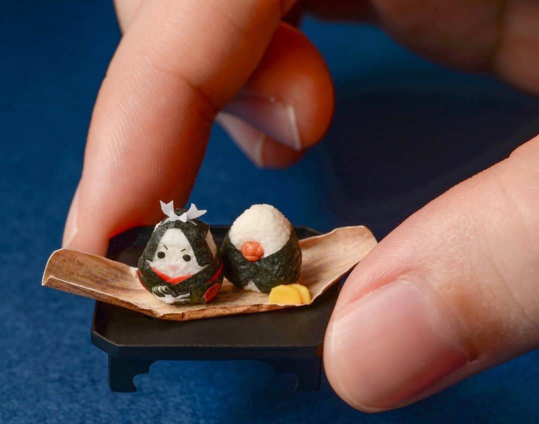 Nunu's Houseのインスタグラム：「🍙 ゲームアプリ陰陽師4周年 コラボ作品を制作しました。 全8作品の内の一つ「鬼切」 です。キャラクターを イメージした日本の食べ物を コンセプトにしています🍙 @onmyojigame  依頼元: NetEase  #田中智#ミニチュア #陰陽師#onmyoji」