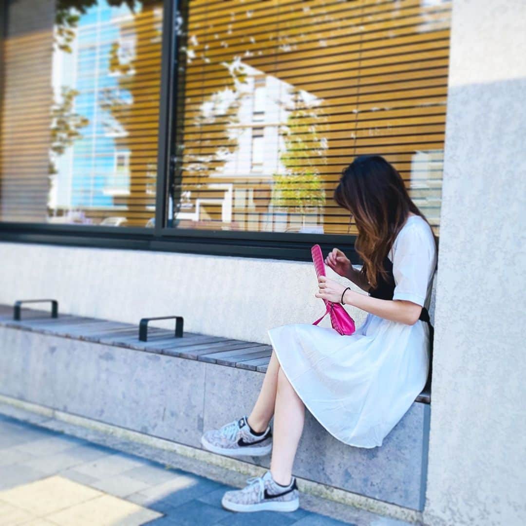 竹原三貴のインスタグラム：「探し物してる所を撮られたオフの日 そろそろ半袖ではいられなくなった。。寒い。 #bowling #プロボウラー #休日 #ワンピース #nike #nikeair #モノトーン #볼링 #휴일」