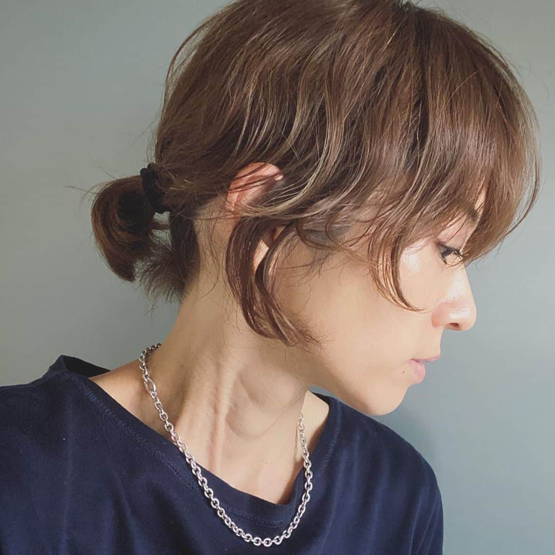 畑野ひろ子のインスタグラム：「簡単にゴムで縛っても、髪の毛が動いてくれる幸せ😌 今朝は、市場で沢山花材仕入れました。」