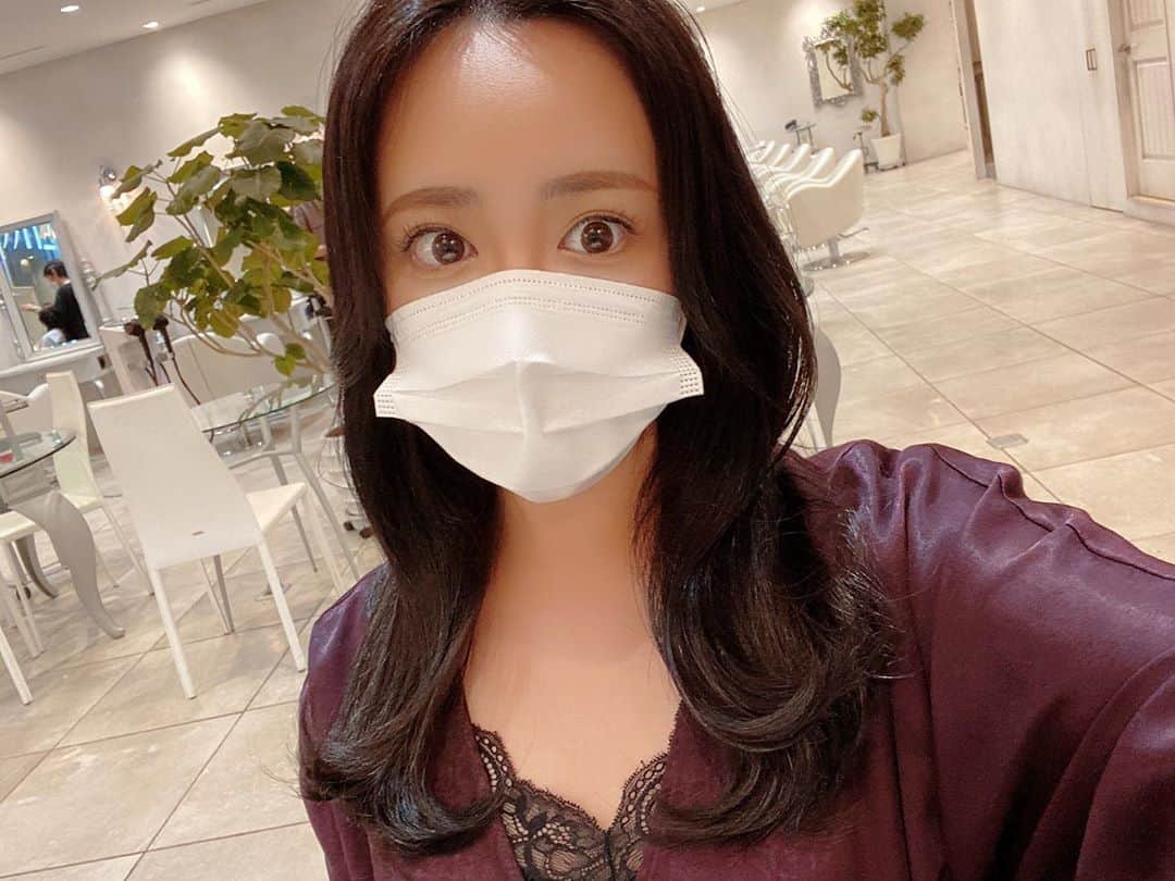 櫻美雪（旧さくらみゆき）のインスタグラム：「根本の地毛の色に合わせて黒髪にしてきました✨  もう黒にはしない！って前言い切ってたけど久々の黒髪良い感じ〜❤️  #av #av女優 #セクシー女優 #美容  #美容室 #ヘアカラー #黒髪 #地毛風カラー #表参道 #jav #sexy #porn #japanese #japaneseporn #haircolor #hairsalon #zacc #omotesando」
