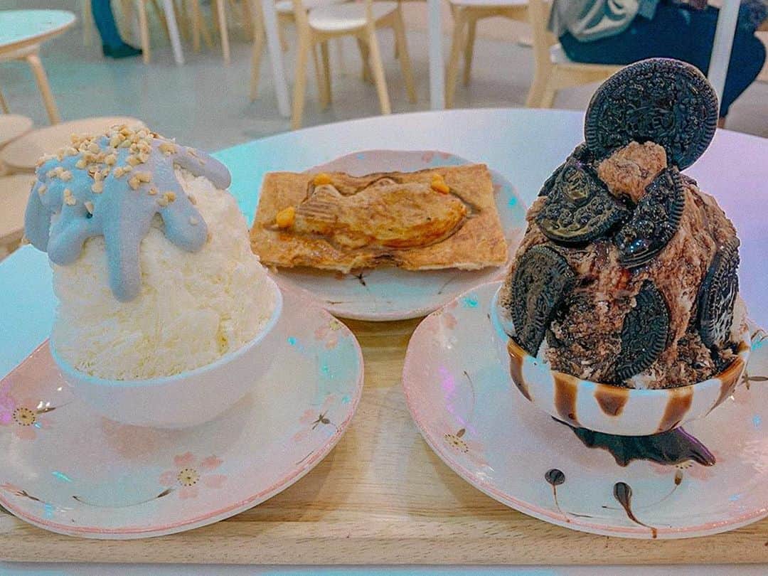 のインスタグラム：「韓国のかき氷shop🍧大好きなオレオと富士山のかき氷を注文しました。  富士山のかき氷は、見た目も可愛いけど、ヨーグルトの酸っぱさとかき氷シロップの甘さが良い感じにマッチしてた♡  鯛焼きはおまけ😆  #海外#海外旅行好きな人と繋がりたい#旅人#現実逃避#世界一周#海外旅行#海外旅行好きな人と繋がりたい #海外好きな人と繋がりたい#旅行好きな人と繋がりたい#女子旅#一人旅#海外生活#一眼レフ#一眼#ミラーレス一眼#ミラーレスカメラ#ミラーレス#ポートレート#カメラ#カメラ好きな人と繋がりたい#写真好きな人と繋がりたい#写真撮ってる人と繋がりたい#写真好きと繋がりたい#フォトグラファー#ふぉろーみー#ゴープロのある生活#ゴープロ#インスタグラマー#ふぉろーみー#世界一周 #バックパッカー#海外一人旅」